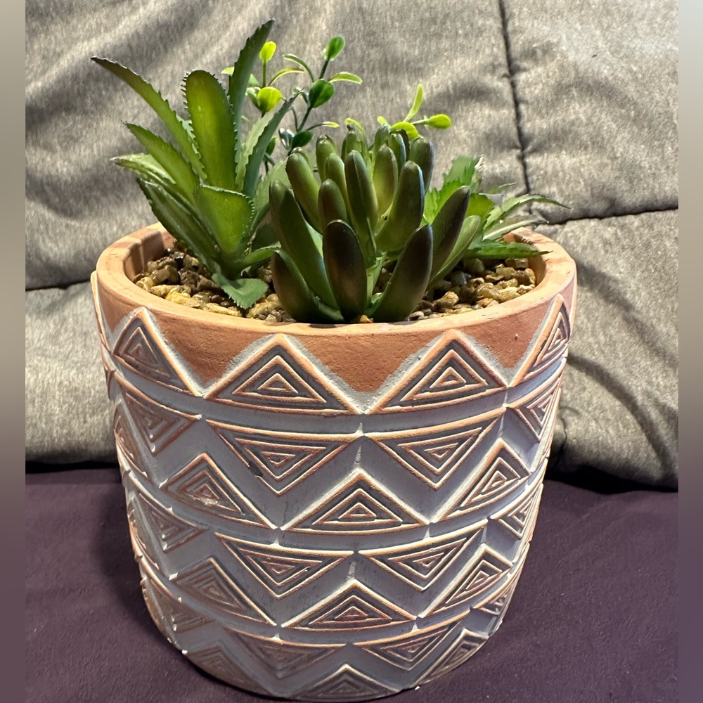 4 New Artificial Succulents in Terra Cotta decorative pot with rocks